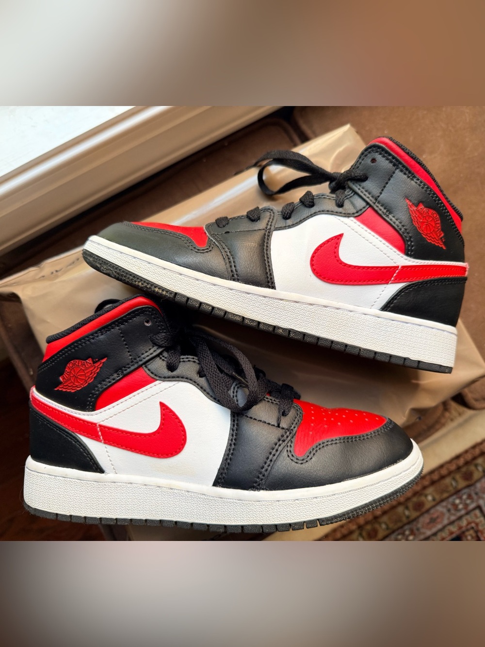 Nike Air Jordan 1 Mid GS Red Black White Size 5Y (W6.5) 554725-079